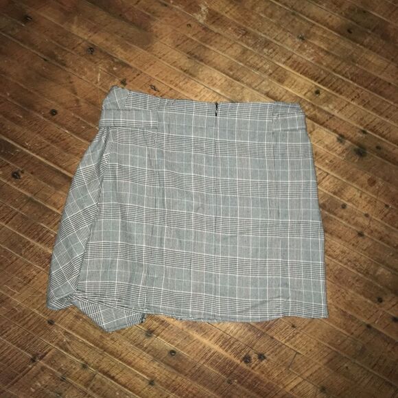 Active USA L tie front, pseudo wrap skirt - Picture 3 of 3